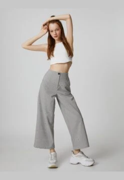 Bardot Sweetheart Neck Crop Top