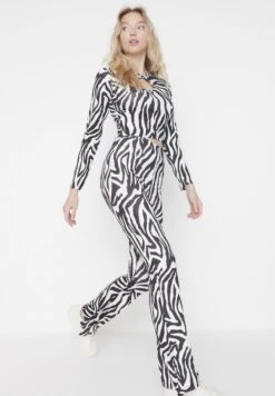 Trendyol Keyhole Printed Crop Top & Pant Set