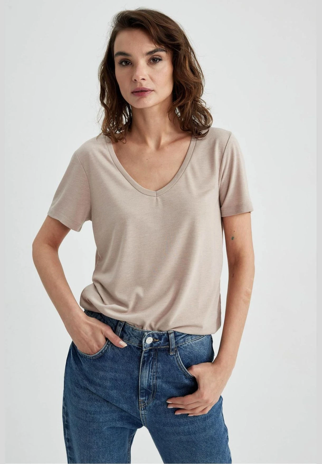 DeFacto Regular Fit V Neck Short Sleeve T-Shirt 1 DeFacto Regular Fit V Neck Short Sleeve T-Shirt