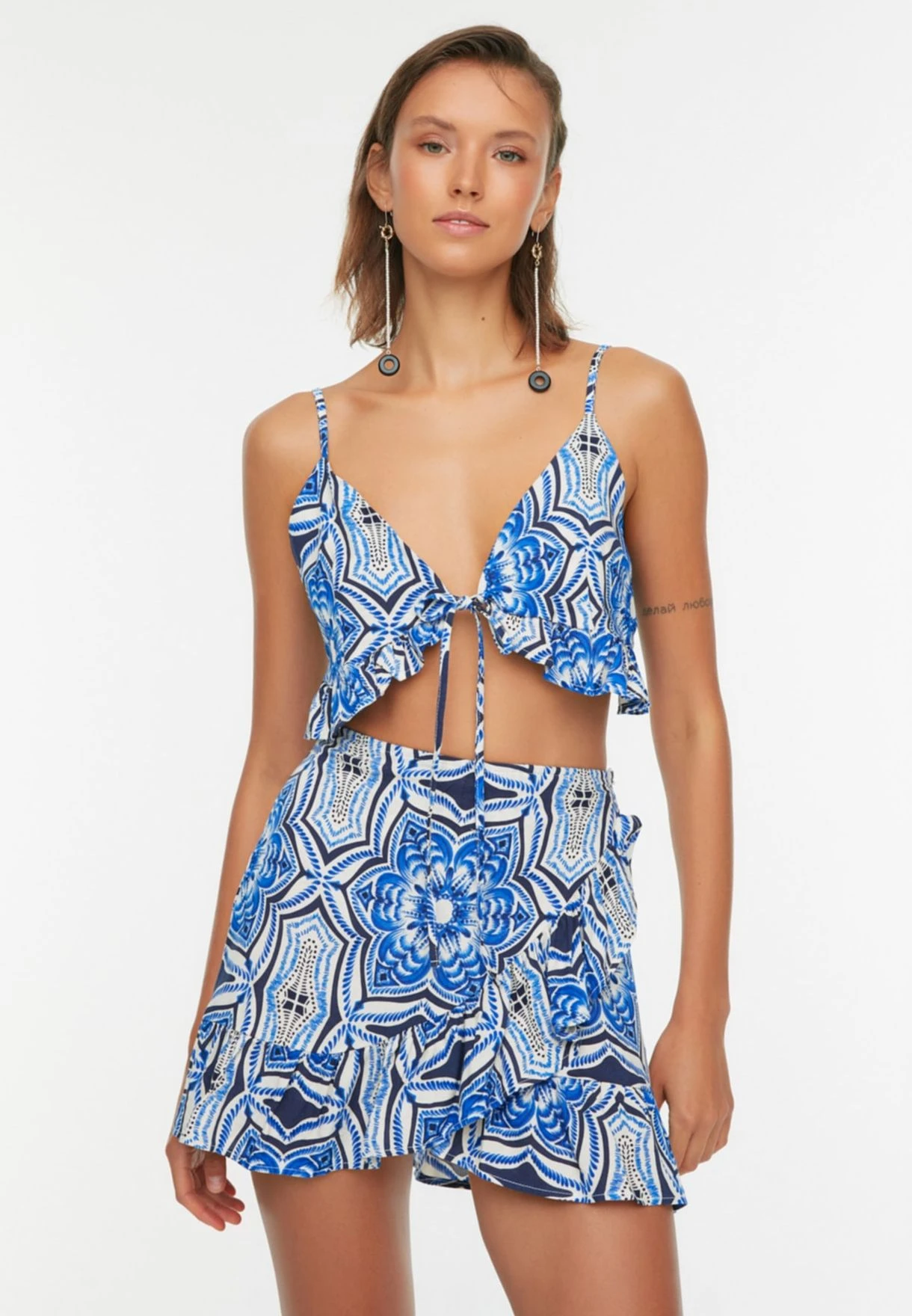Trendyol Printed Tie Detail Crop Top & Shorts Set 2 Trendyol Printed Tie Detail Crop Top & Shorts Set - Image 2
