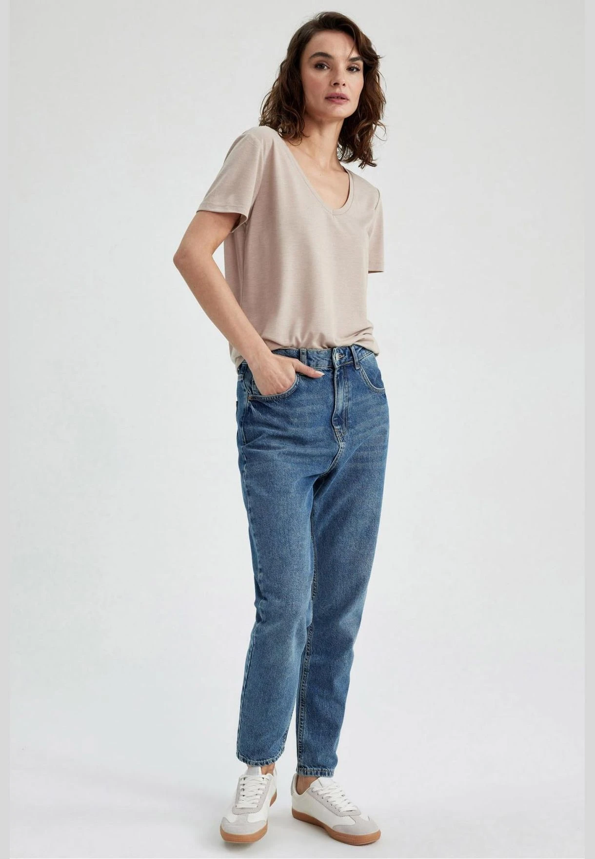 DeFacto Regular Fit V Neck Short Sleeve T-Shirt 2 DeFacto Regular Fit V Neck Short Sleeve T-Shirt - Image 2