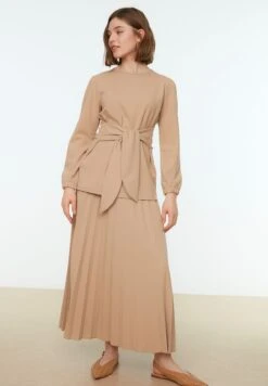 Trendyol Round Neck Top & Pleated Skirt Set -Minique Fashion Store 3 zoom desktop 1613