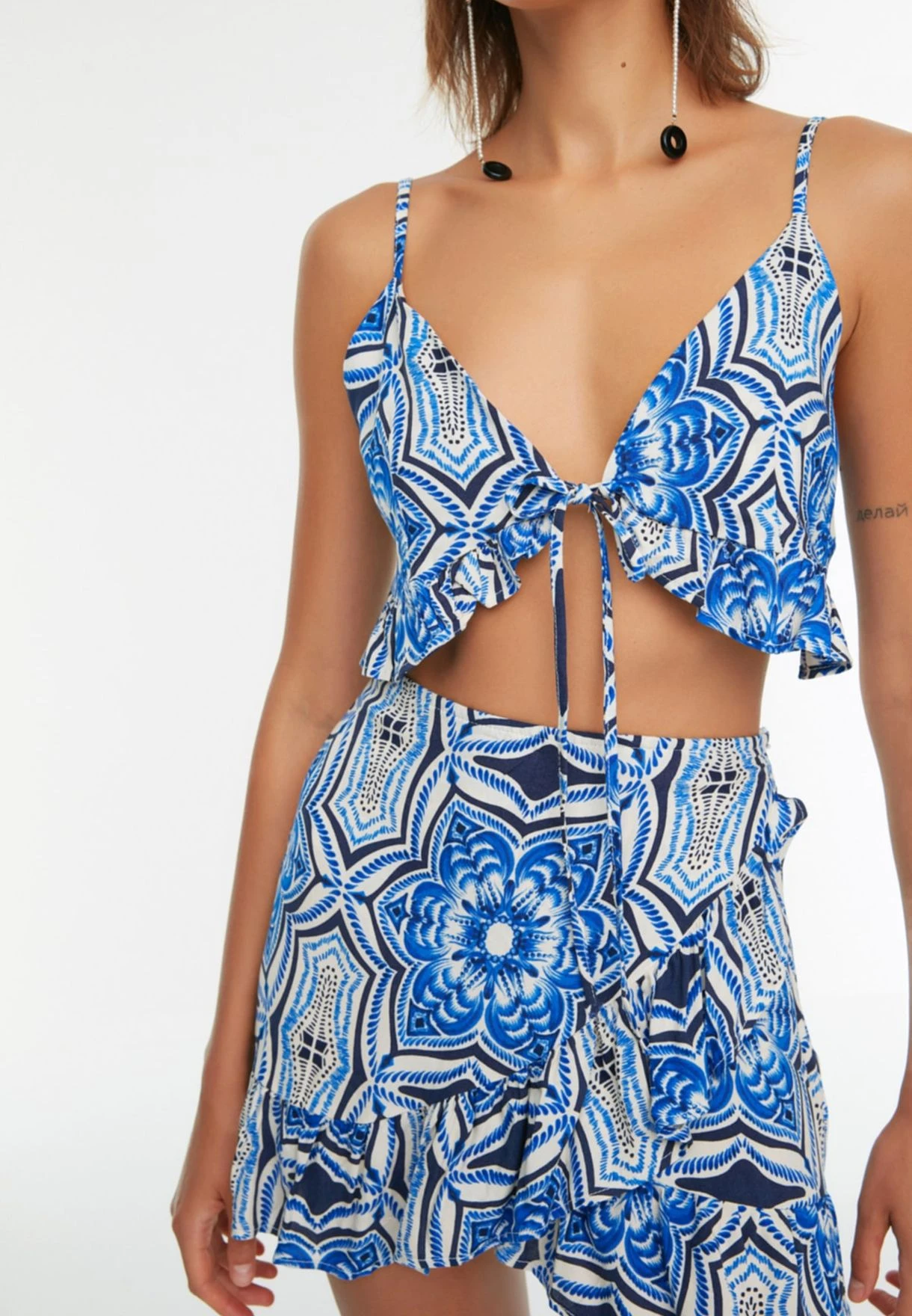 Trendyol Printed Tie Detail Crop Top & Shorts Set 3 Trendyol Printed Tie Detail Crop Top & Shorts Set - Image 3
