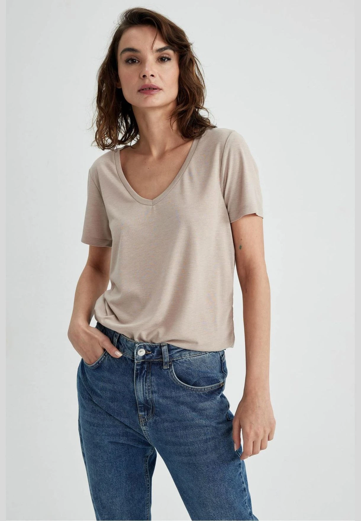 DeFacto Regular Fit V Neck Short Sleeve T-Shirt 3 DeFacto Regular Fit V Neck Short Sleeve T-Shirt - Image 3