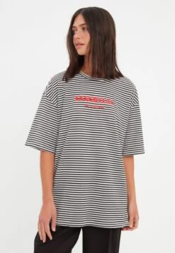 Trendyol Striped Crew Neck T-Shirt -Minique Fashion Store 4 zoom desktop 1059