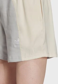 Adidas Originals Split Trefoil Shorts 8 Adidas Originals Split Trefoil Shorts -Minique Fashion Store 4 zoom desktop 485