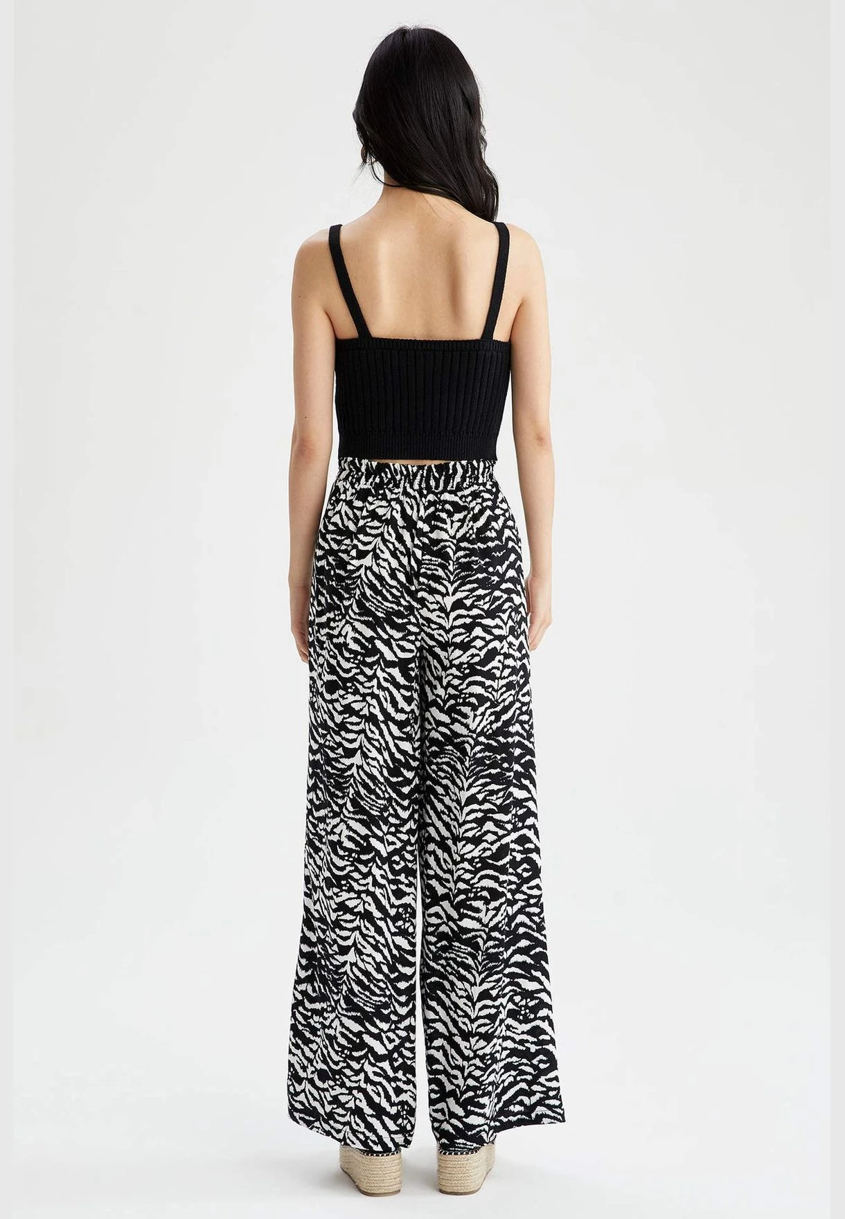 Trendyol Knitted Crop Top 5 Trendyol Knitted Crop Top - Image 5